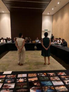 Salón con la actividad de Coaching Grupal, participan dos facilitadoras coaches profesionales.