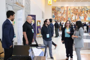 Grupo de participantes en conversaciones
