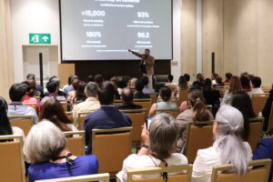 Auditorio, con presentador y participantes
